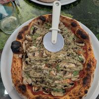Garlic and pistachio pizza at Pizzi & Dixie in Madrid