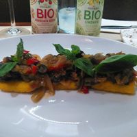 Caponata sobre polenta frita. Entrante. at Pizzi & Dixie in Madrid