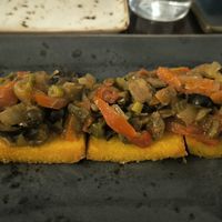 Caponata de verduras sobre polenta at Pizzi & Dixie in Madrid