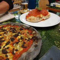 Truffle pizza and calzone at Pizzi & Dixie in Madrid