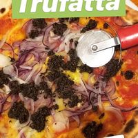 Pizza trufatta at Pizzi & Dixie in Madrid