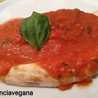 Calzone de tomate, queso, champiñones, albahaca, aceite y  olivas negras at Pizzi & Dixie in Madrid