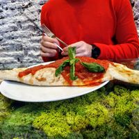 Calzone at Pizzi & Dixie in Madrid