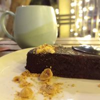 עוגת פאדג' ותה בצד at Bana in Tel Aviv