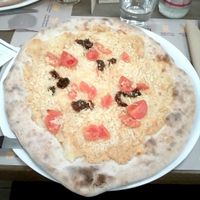 pizza hummus, potato flakes, tomatoes at Birra & Farina in Castelletto Sopra Ticino