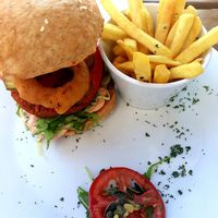 USA Burger sültkrumplival at LYR Speciality Coffee and Food in Pecs