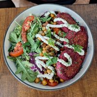 Ensalada de garbanzos, pasas y hamburguesas de remolacha at LYR Speciality Coffee and Food in Pecs