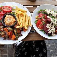 GRILL ZÖLDSÉGES TÁL ÉS CÉKLÁS BUDDHA TÁL at LYR Speciality Coffee and Food in Pecs