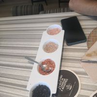 Presentación de los diferentes tipos de sal que ofrecen at Cerveceria Victoria in A Coruna