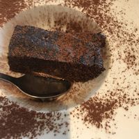 Raw brownie vegano de chocolate casero (en la carta trae salsa de frutos rojos pero lo pedí sin ella) at Cerveceria Victoria in A Coruna