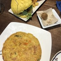Tortilla vegana con cositas, hamburguesa Beyond Burger y croquetas de avena.  at Cerveceria Victoria in A Coruna