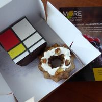 mondriaancake and hummingbird at More Pastry in Delft