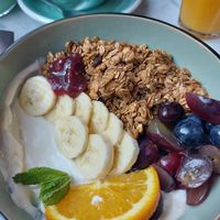 Leckere Frühstücksbowl at Anne&Max in Arnhem