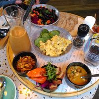 Lunch plank voor 2 personen met: soep, brood, smeersels, eiersalade van gerookte tofu, vegan bacon, geroosterde pompoen, gerookte tofu, salade, sap at Anne&Max in Arnhem