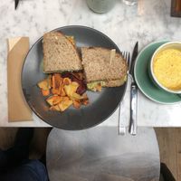 Vegan kurkuma latte en very vegan clubsandwich. at Anne&Max in Arnhem