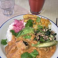 Bol chaud : mafé de légumes (carotte, pomme de terre, chou, courgette, sauce cacahuète), riz basmati, achard de légumes, avocat, plantain, black eyed beans, gombo, coriandre   at Jah Jah in Paris