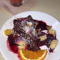 Raw chocolate cheesecake, orange, citron, noix de coco râpée + smoothie pomme, gingembre, citron, pastèque   at Jah Jah in Paris