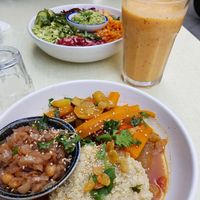 Hot and raw bowls with smoothie at Jah Jah in Paris