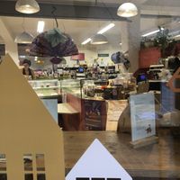 Il bancone visto dal vicolo  at Silene BIO Bottega & Cucina in Vicenza