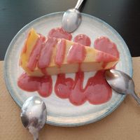 Lemon cheesecake with strawberry sauce at El Enano Verde in Torremolinos