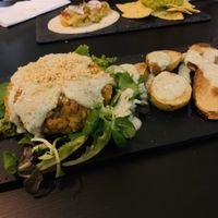 Hamburgesa de no-polpo, sabor de mar muy interesante. El queso de anacardos con las papas está buenísimo  at El Enano Verde in Torremolinos