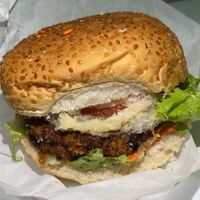 Hambúrguer de brócolis, alface, cenoura, tomate, barbecue e bataqueijo. 💚 at Bike Vegan in Fortaleza