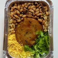 Hambúrguer de batata doce com gergelim, arroz, feijão, farofa e salada. at Rango Verde in Fortaleza