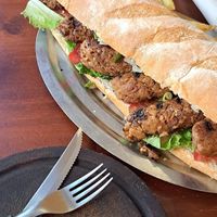 Chorissauro, choripan gigante, pouco apimentado para alguma pessoas at La Reverde Parrillita Vegana in Buenos Aires