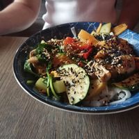 איטריות אורז עם ירקות וזרעי סומסום שחורים ולבנים at Pod Lampionami in Poznan