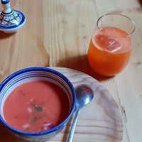 Orangen-Karotten-Ingwersaft mit Gazpacho aus Wassermelone at The Kasbar in 