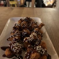 Alitas de “pollo” (coliflor) at The Kasbar in 