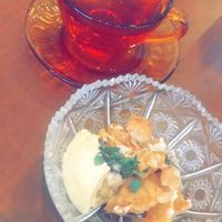 Apple crumble and herbal tea at Thallo in Kobe