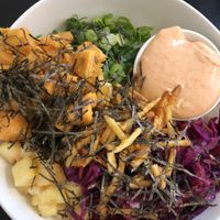 sushi rice, vegan sashimi, sweet potato, green onion, pineapple, pickled cabbage, sriracha mayo  at Poké Perfect - Prinsengracht in Amsterdam