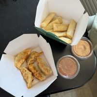 Gyoza und Frühlingsrollen mit Sweet Chilli Sauce  at Poké Perfect - Prinsengracht in Amsterdam