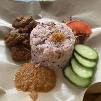 Nasi Lemak con tempeh at Indah Cafe in Kuching