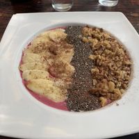 Breakfast-bowl with strawberries  at Mahalo in Panama City