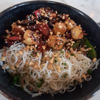 Pasta de arroz con tofú y verduras, estilo thai at Mahalo in Panama City