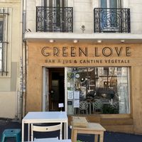 Front of restaurant including outdoor seating (6 tables) at Green Love in Marseille