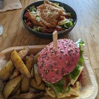 Burger et salad at Green Love in Marseille