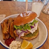 Fish & chips burger and lemonade at Green Love in Marseille