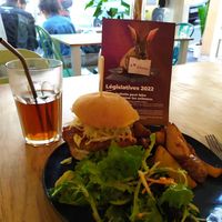 Burger et potatoes maison at Green Love in Marseille