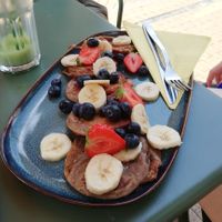 Banana Blueberry Pancakes with agave syrup at Feel Good in Groningen