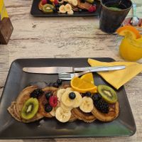 Banana pancakes with fresh fruit and agave at Feel Good in Groningen