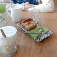 veganer apfelkuchen, cafe latte mit sojamilch und Vanillegeschmack und Häferlkaffee mit Hafermilch at Parks - Zinzendorfgasse in Graz