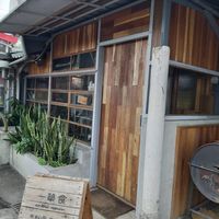 樸實的店面，門口有個小木架 at Yī Dān Sì 一簞食 - Eatdansu in Yilan