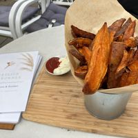Frische Süsskartoffelpommes super heiss und lecker  at Apfelkern & Kolibri in Bad Vilbel