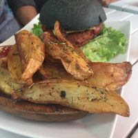Veganer Burger mit Country-Potatoes at Apfelkern & Kolibri in Bad Vilbel