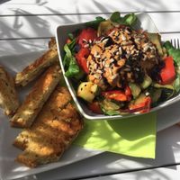 Salat mit gebratenem Gemüse, Hummus und selbstgebackenem Brot at Apfelkern & Kolibri in Bad Vilbel