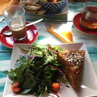 Quiche und Salat mit Brot und Hummus at Apfelkern & Kolibri in Bad Vilbel