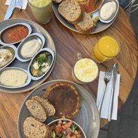 The two breakfast options, matcha latte, turmeric latte and fresh OJ #Veganuary at Michelangelo Cafe in Tel Aviv